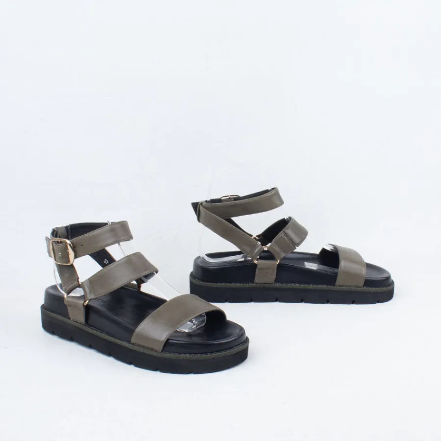 nomi_sandal_5.webp Flat^Ernest Wyler Nomi Sandal Khaki
