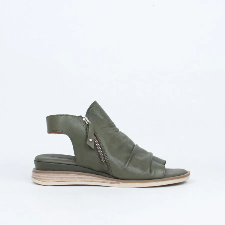 surprise_sandal_4.webp Flat^Bresley NZ Surprise Sandal