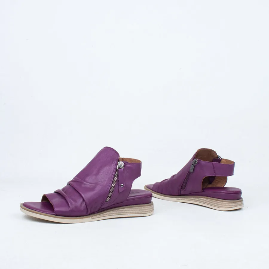 surprise_sandal_5.webp Flat^Bresley NZ Surprise Sandal