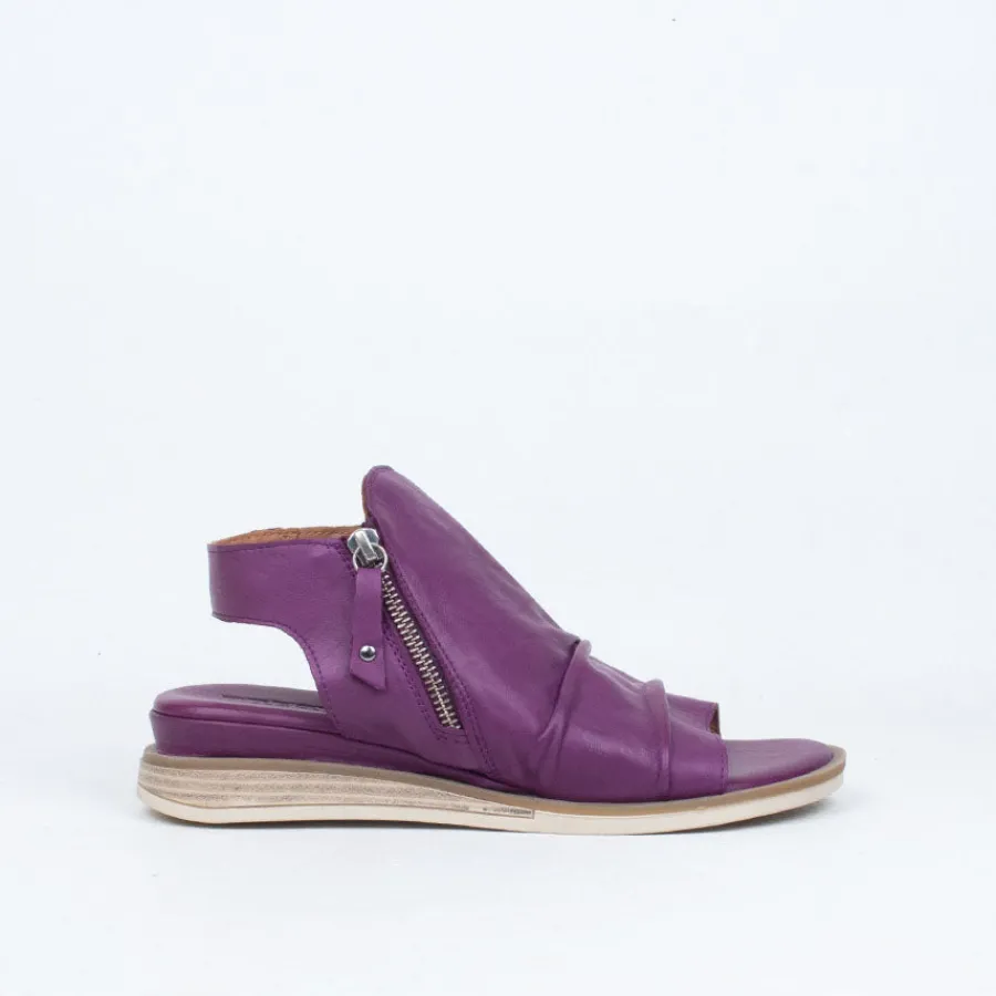 surprise_sandal_8.webp Flat^Bresley NZ Surprise Sandal